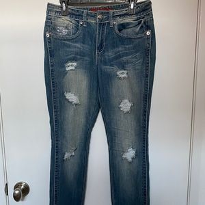 Jeans with stylish rips in the front
Sequenced pockets